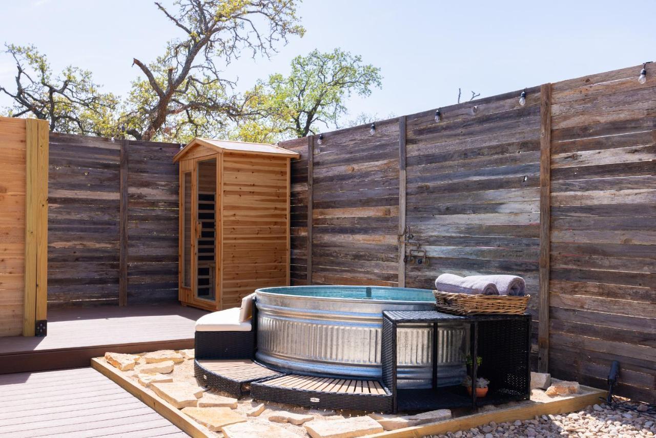 Romantic Tiny Luxury Retreat W Heated Pool, Sauna N Outdoor Shower In Wimberley 10 Acres エクステリア 写真