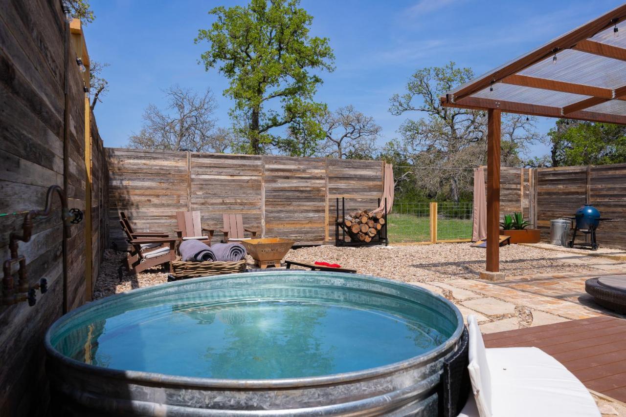 Romantic Tiny Luxury Retreat W Heated Pool, Sauna N Outdoor Shower In Wimberley 10 Acres エクステリア 写真