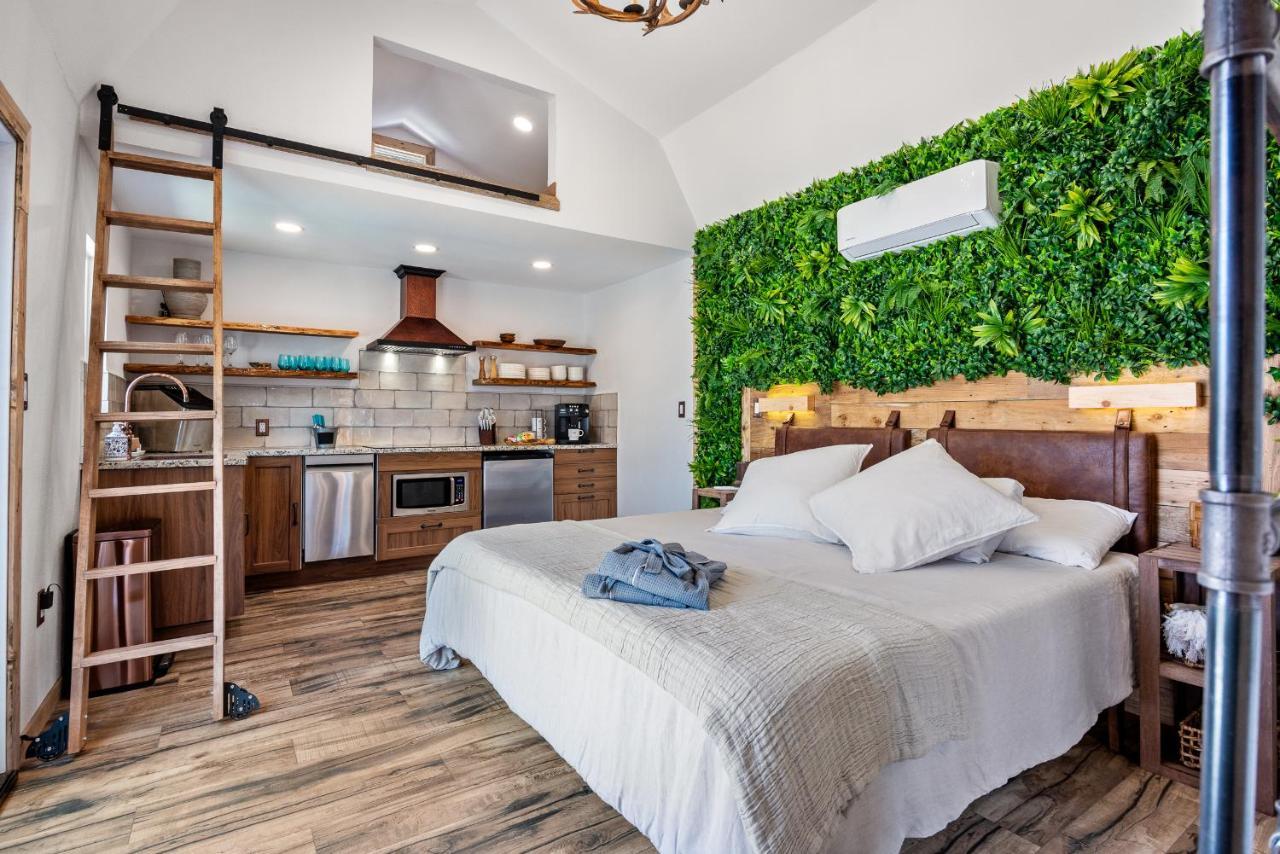 Romantic Tiny Luxury Retreat W Heated Pool, Sauna N Outdoor Shower In Wimberley 10 Acres エクステリア 写真