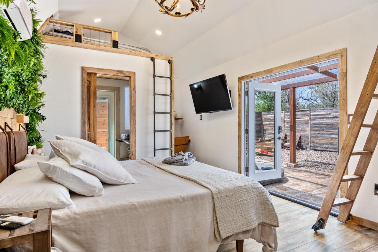 Romantic Tiny Luxury Retreat W Heated Pool, Sauna N Outdoor Shower In Wimberley 10 Acres エクステリア 写真