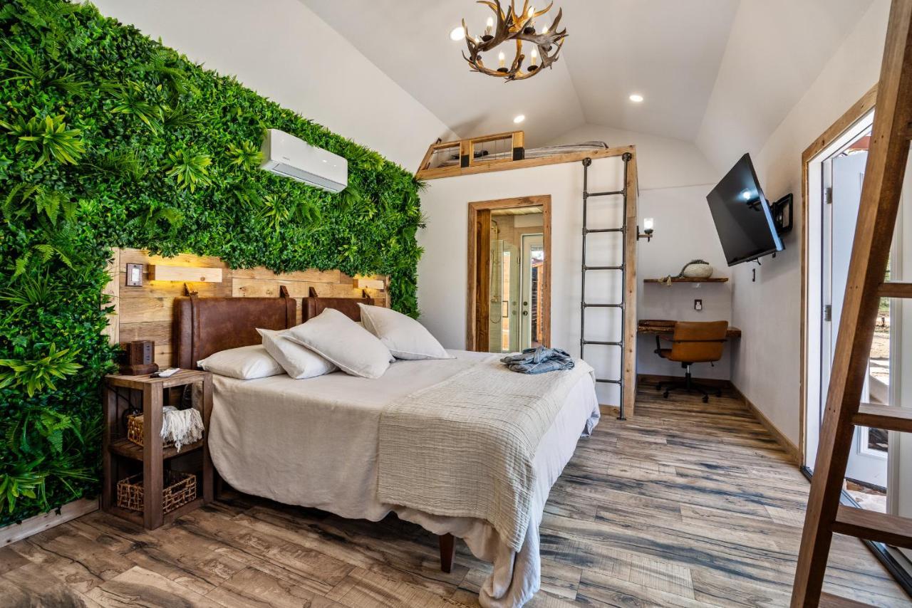 Romantic Tiny Luxury Retreat W Heated Pool, Sauna N Outdoor Shower In Wimberley 10 Acres エクステリア 写真