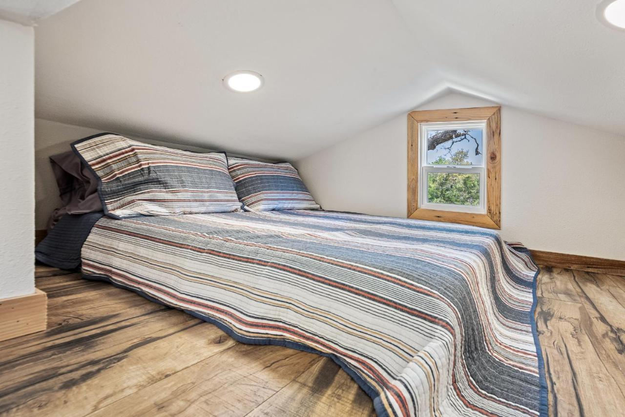 Romantic Tiny Luxury Retreat W Heated Pool, Sauna N Outdoor Shower In Wimberley 10 Acres エクステリア 写真