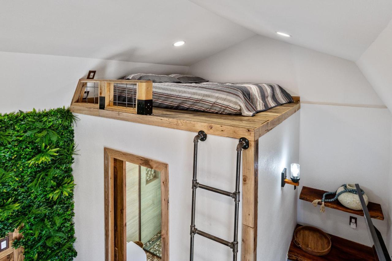 Romantic Tiny Luxury Retreat W Heated Pool, Sauna N Outdoor Shower In Wimberley 10 Acres エクステリア 写真