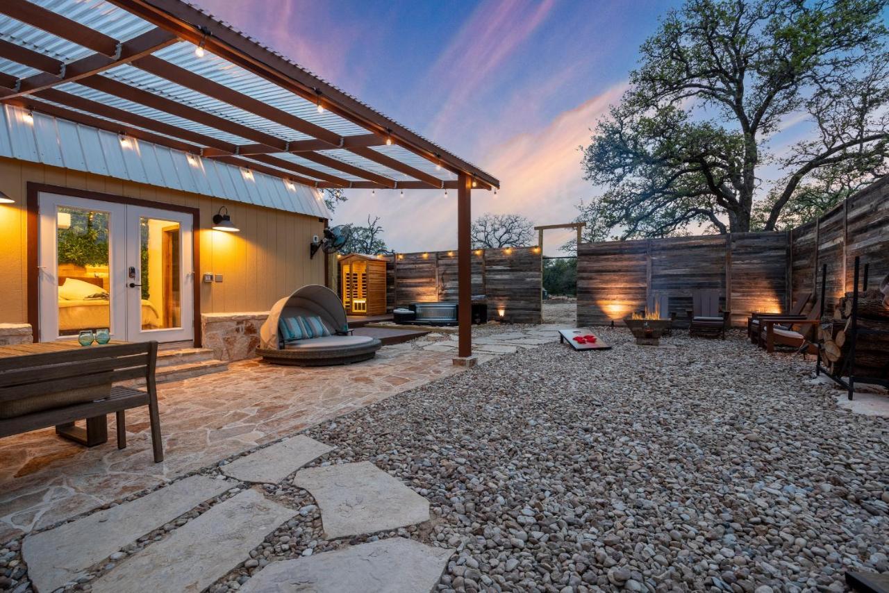 Romantic Tiny Luxury Retreat W Heated Pool, Sauna N Outdoor Shower In Wimberley 10 Acres エクステリア 写真