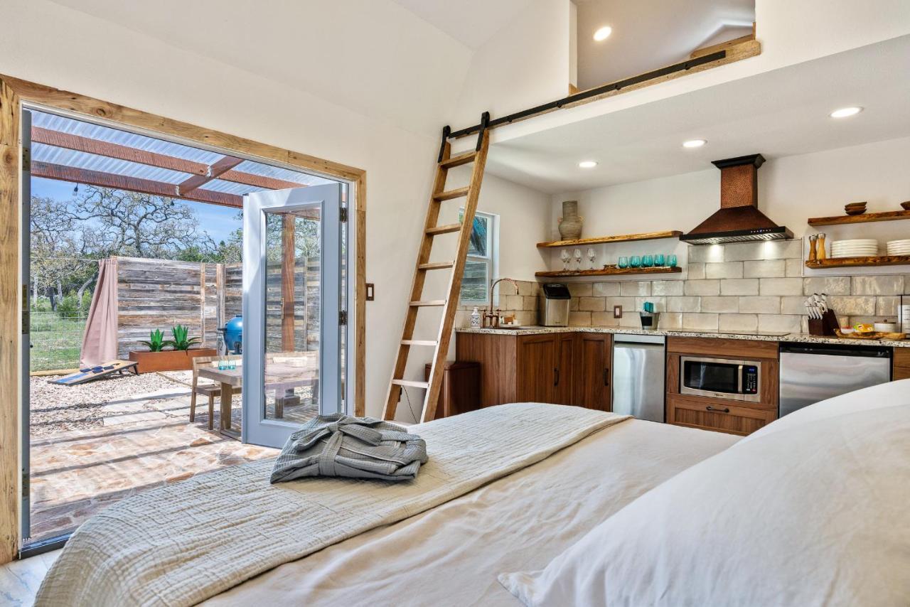 Romantic Tiny Luxury Retreat W Heated Pool, Sauna N Outdoor Shower In Wimberley 10 Acres エクステリア 写真